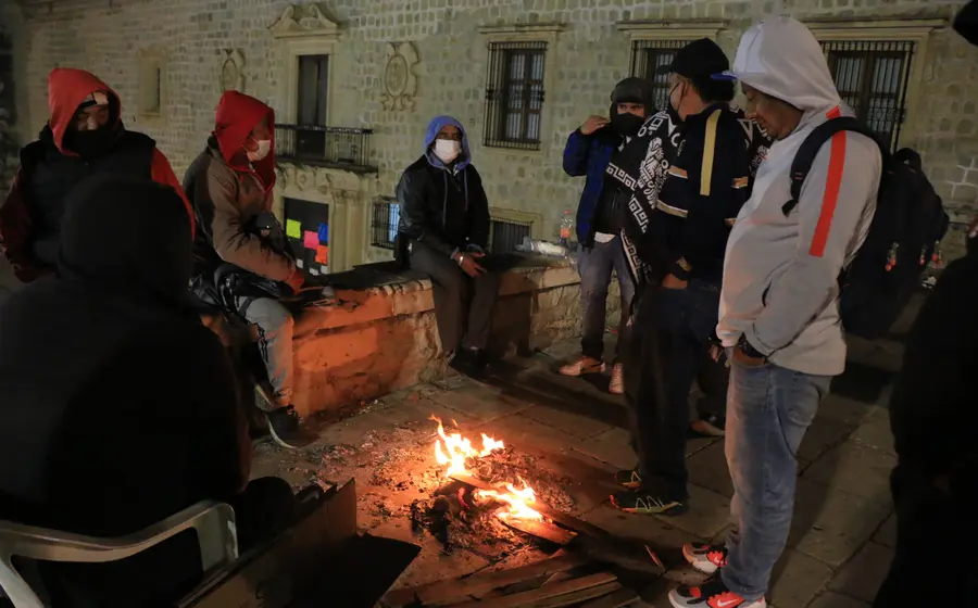 Manifestantes en fogata