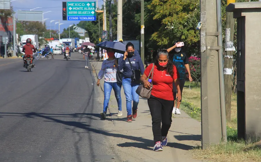 Personas caminando por bloqueo