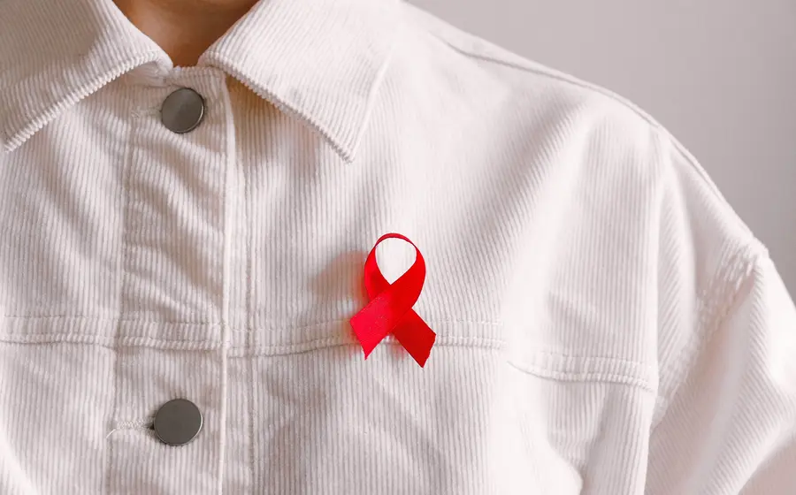 El moño rojo es símbolo del conocimiento y el compromiso a favor del trabajo preventivo y solidario hacia las personas con VIH y sida. (Foto: Pexels)