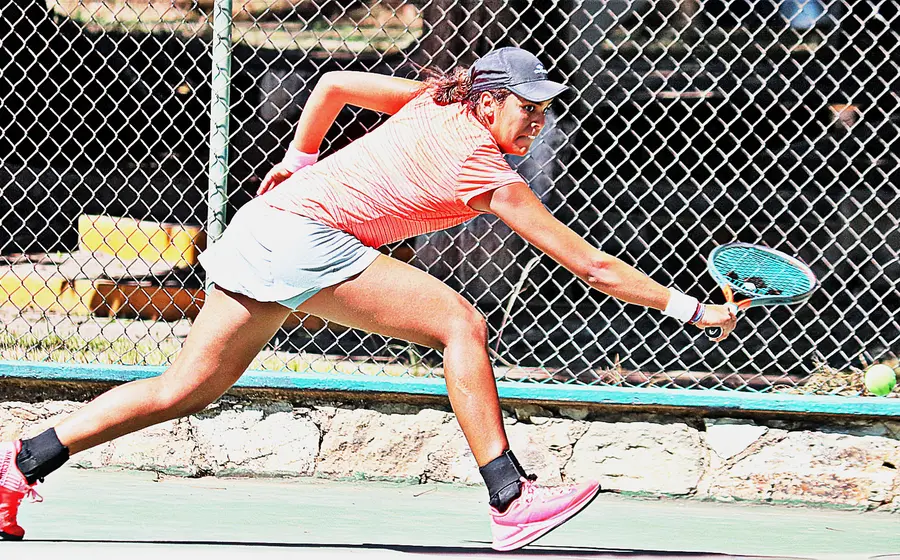 Majo Portillo jugando tenis