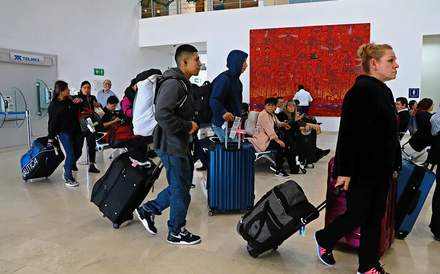 Personas con maletas en aeropuerto