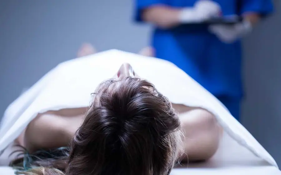 Mujer en la morgue