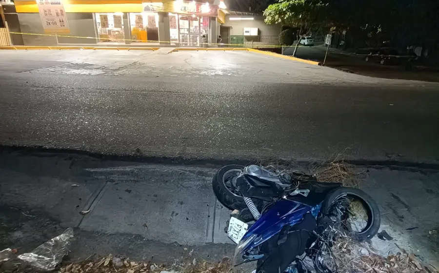 Motocicleta en el asfalto.