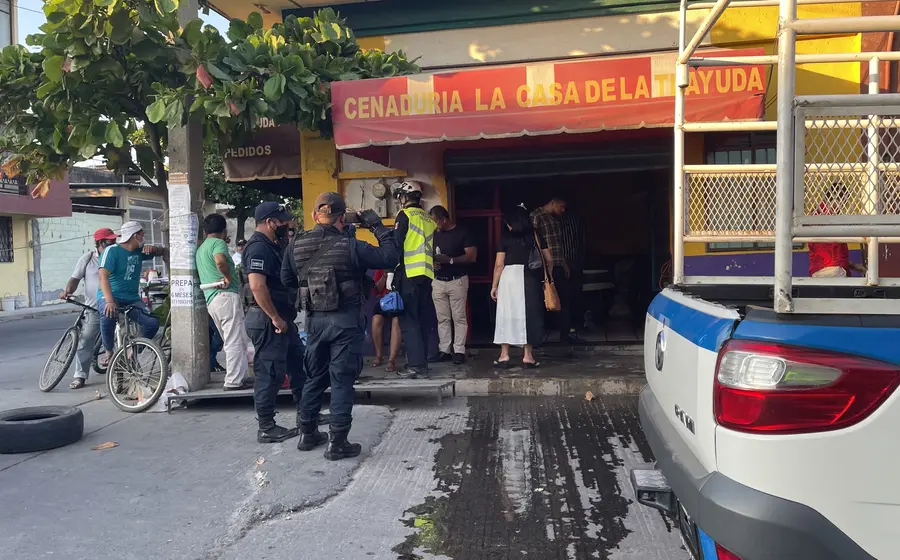 Motociclista refugiado en negocio de comida