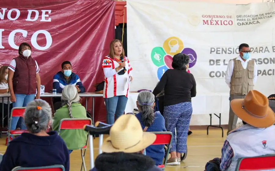 Nancy Ortiz hablando en micrófono