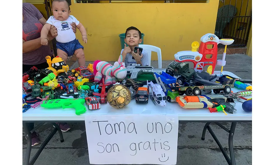 El niño colocó afuera de su hogar una mesa de plástico en donde ofreció sus juguetes más preciados. 