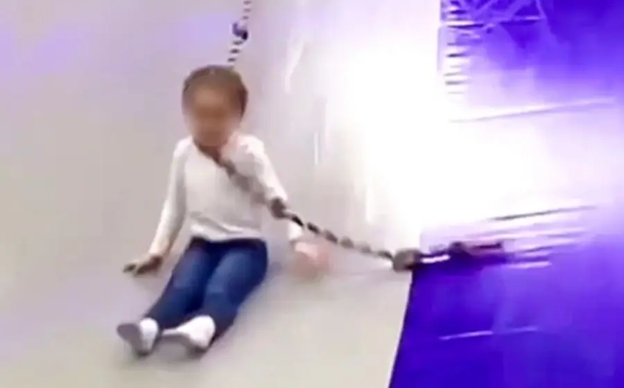 Niña bajando la resbaladilla