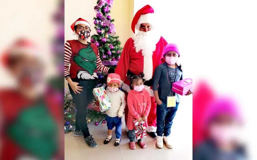 Niños reciben regalo de Santa Claus