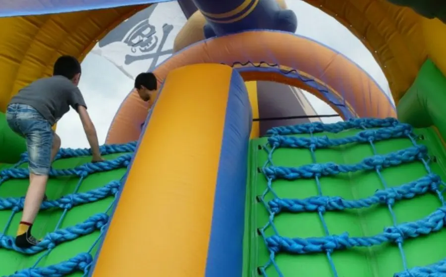 Niños jugando en inflable.