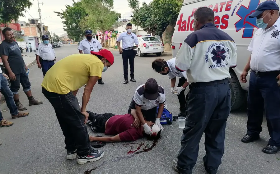 Personal brinda atención médica a persona accidentada