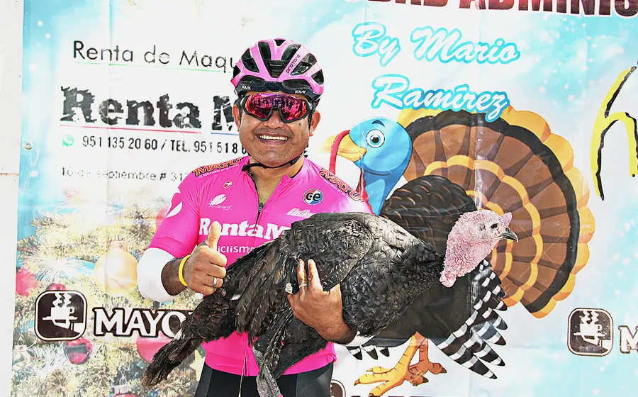 Ciclista y guajolote