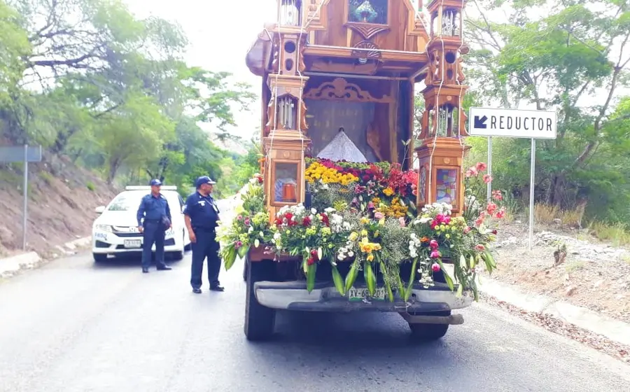Camioneta, flores, virgen, policías