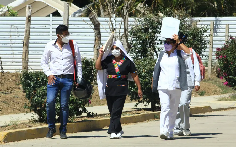 Personas caminando bajo el sol