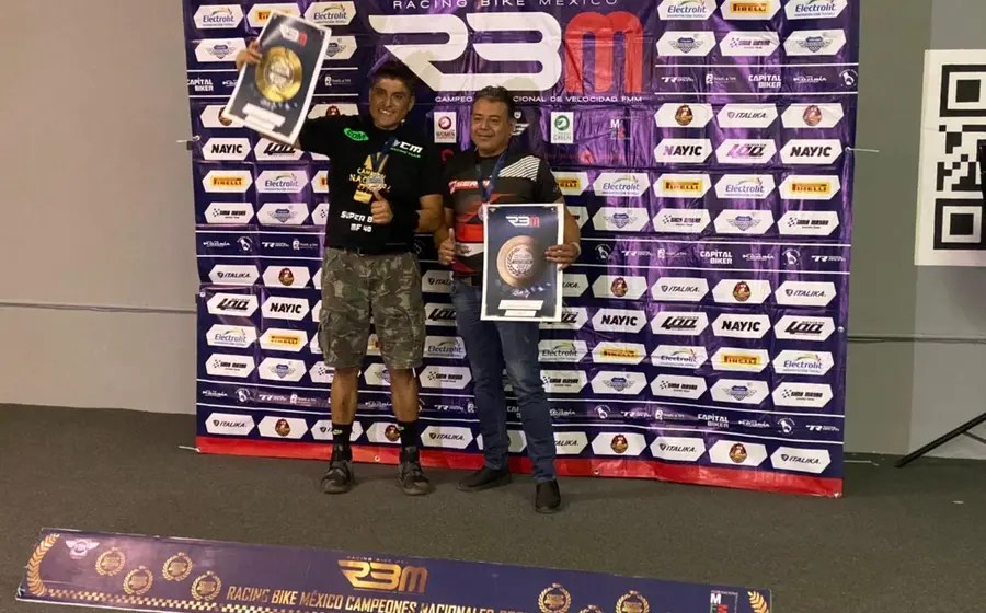 Omar Serra en podio