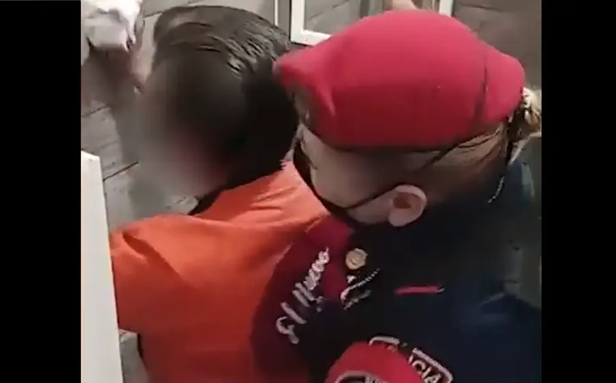 El video muestra a la vendedora que experimenta asfixia a causa de un pedazo de alimento que le obstruyó el flujo del aire.