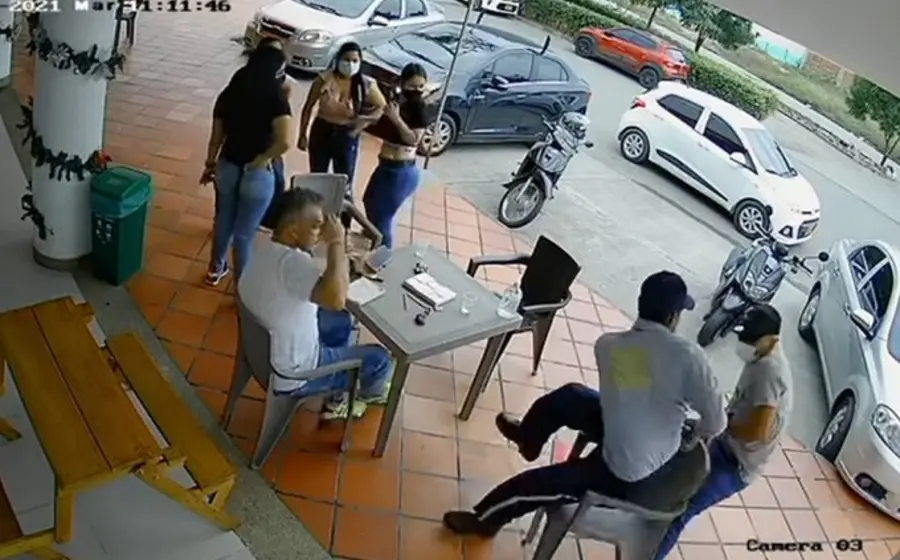 En las imágenes se puede ver cómo el agresor forcejea con la víctima.