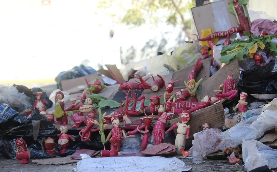 Rábanos y esculturas a la basura