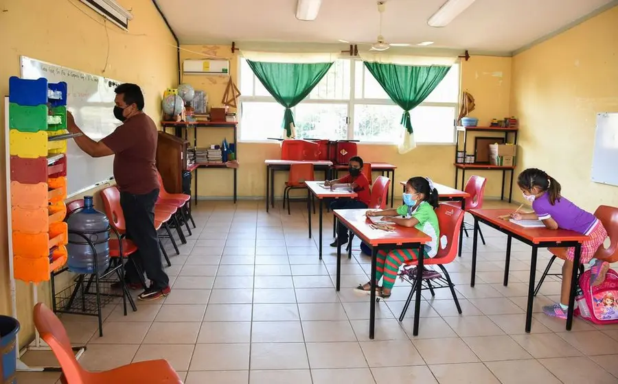 La SEP anunció que planea el regreso a clases presenciales con un 80% de aforo en enero de 2022.