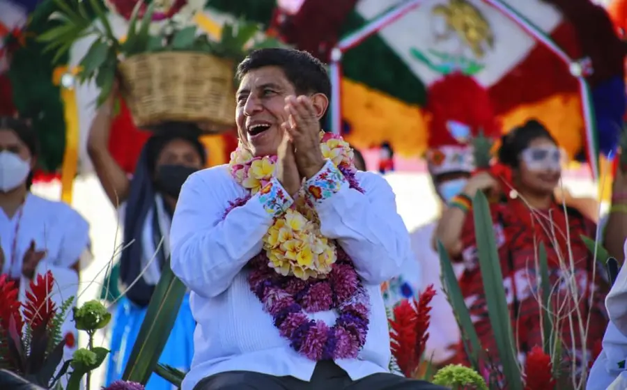 Salomón Jara aplaudiendo