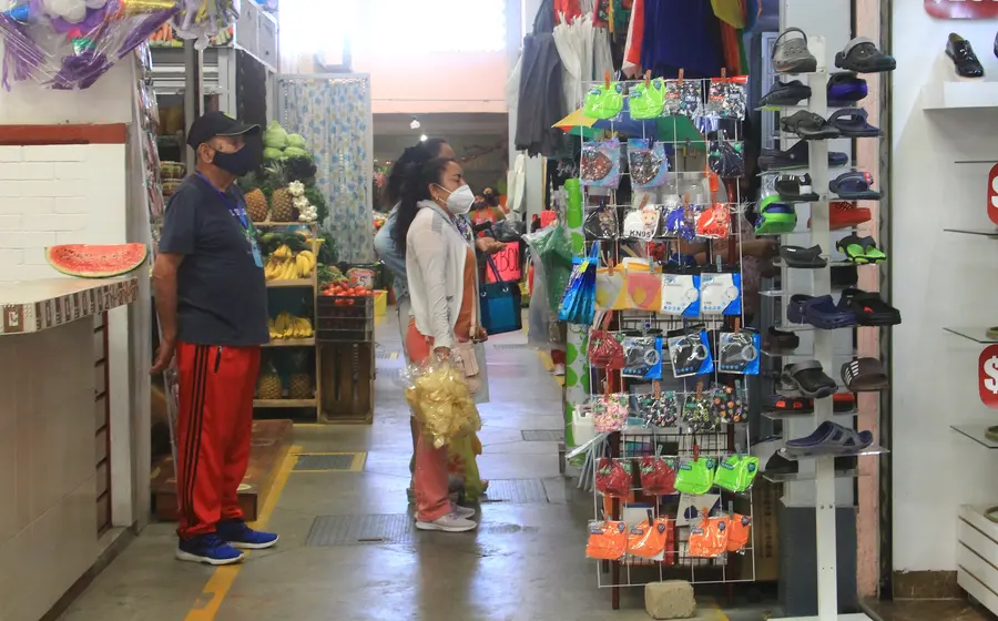 Familias comprando comida