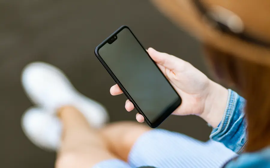 Mujer con smartphone en mano