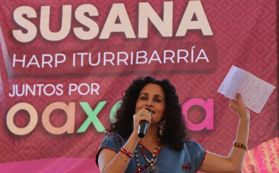 Susana Harp hablando en el micrófono