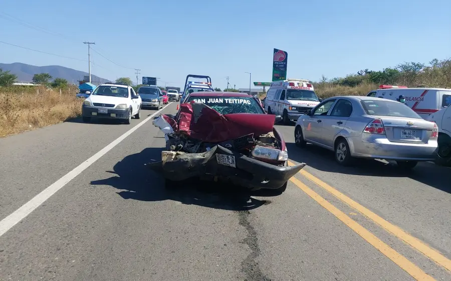 Taxi chocado sobre carretera