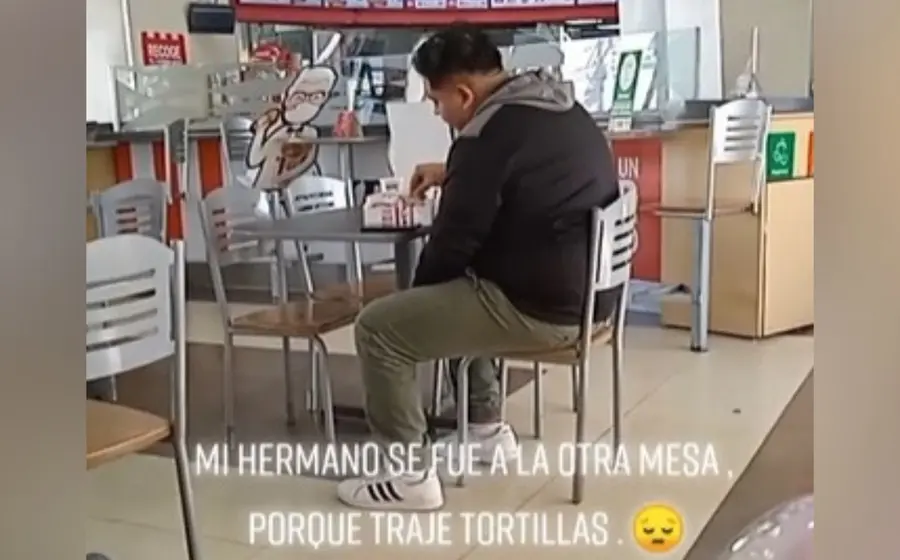 Persona comiendo en KFC TikTok