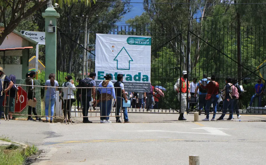 Personas haciendo fila para vacuna