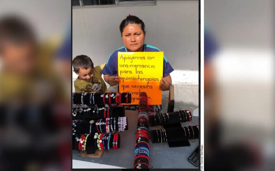 Mujer vendiendo pulseras
