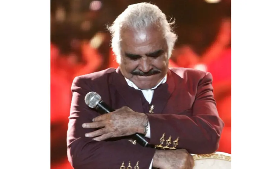 Se sabe que Vicente y Gerardo, hijo de Vicente Fernández, así como la esposa del Charro de Huentitán, Doña Cuquita, permanecen desde temprano en el hospital al pendiente de la salud de "Don Chente".  