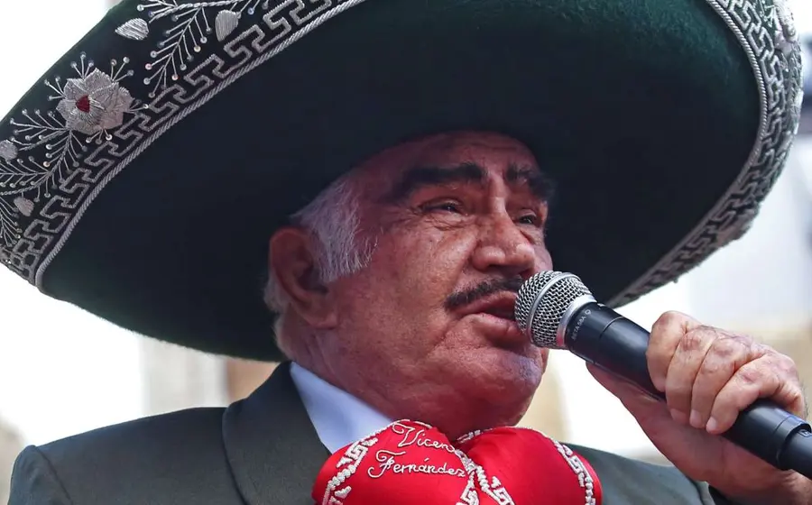 La biografía no autorizada de Vicente Fernández fue publicada mientras afronta serios problemas de salud.