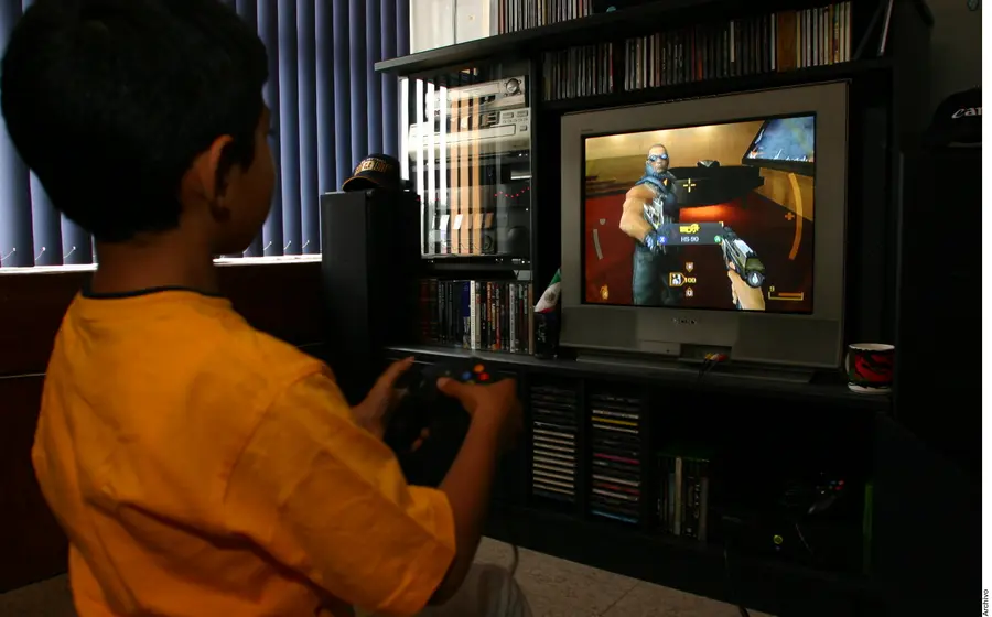 Niño jugando videojuego