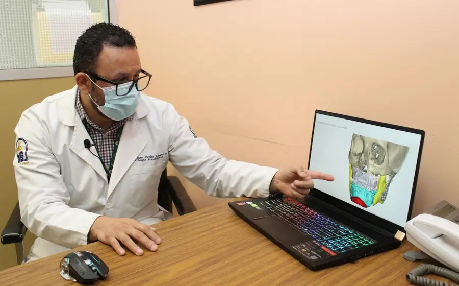 Especialistas del IMSS realizaron un procedimiento quirúrgico que le permitió a la paciente recuperar la movilidad de la boca, hablar y deglutir.