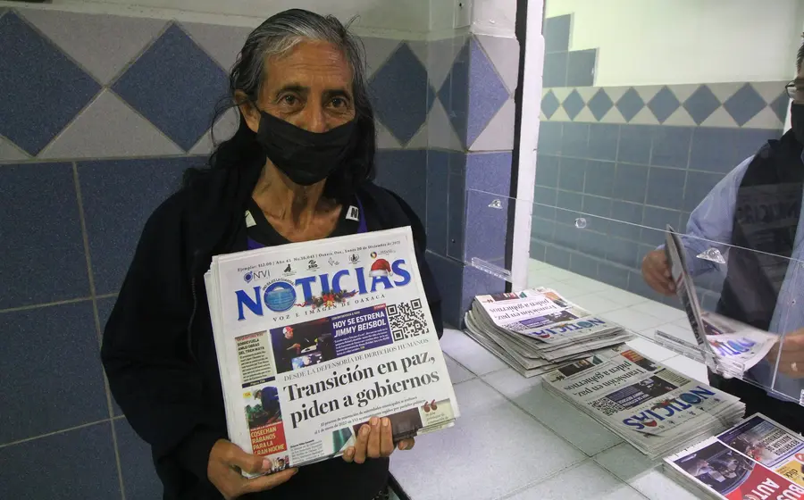 Voceadora de periódico NOTICIAS