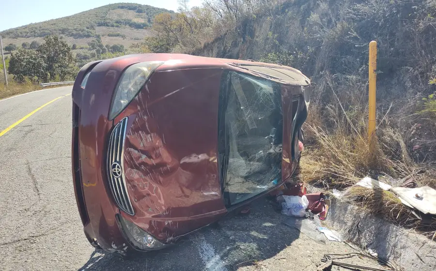 Camioneta volcada en camioneta