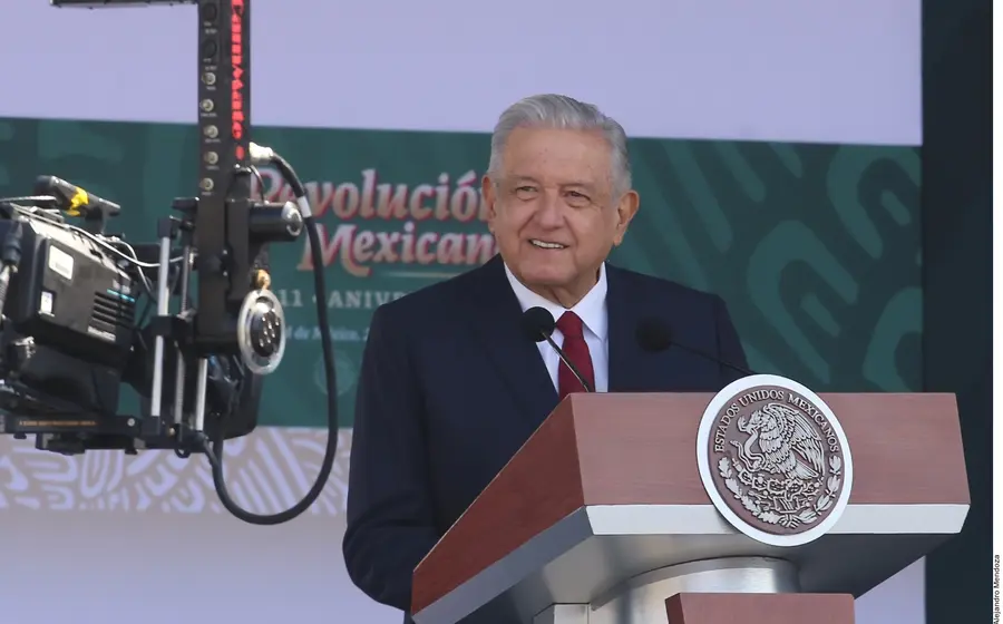 AMLO sonriendo en conferencia