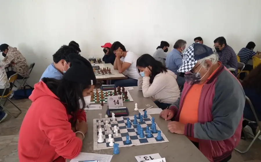 Personas jugando ajedrez
