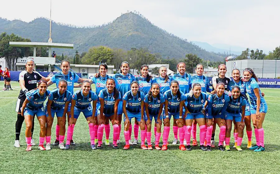 Eleisa Santos y equipo de futbol
