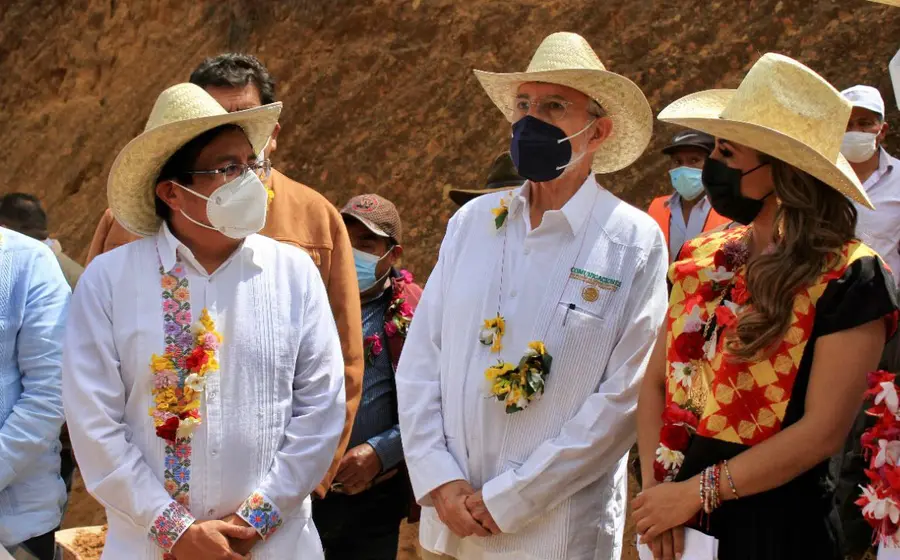 El director del INPI, Adelfo Regino Montes acompañó a la gobernadora de Guerrero, Evelyn Salgado Pineda, en su recorrido. Foto: Octavo Vélez Ascencio