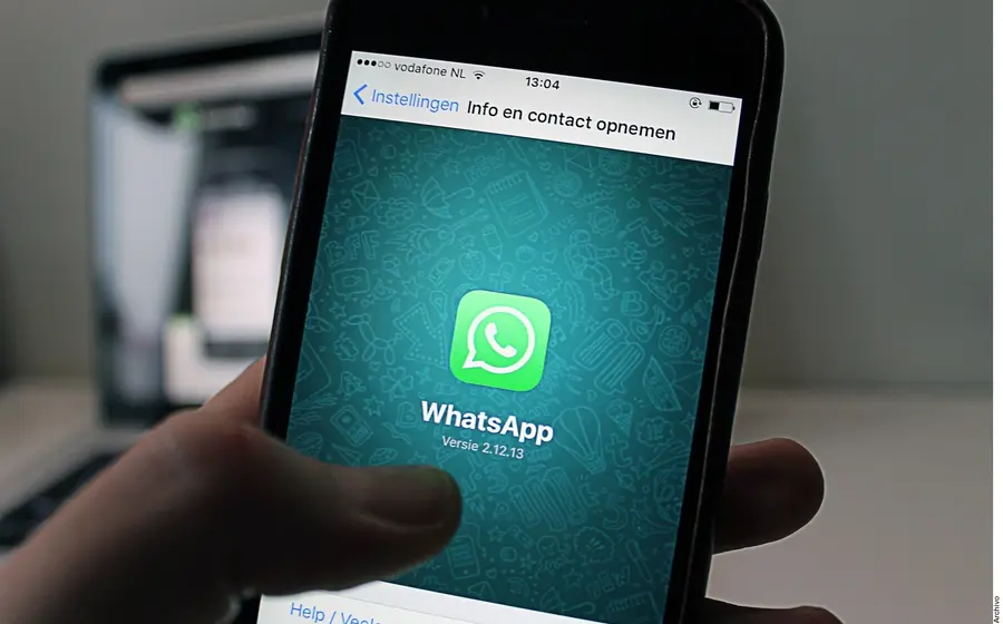 Celular con WhatsApp
