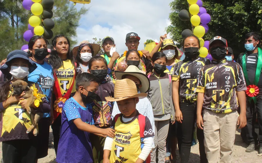Integrantes del club Perros del Rancho recibieron al atleta.