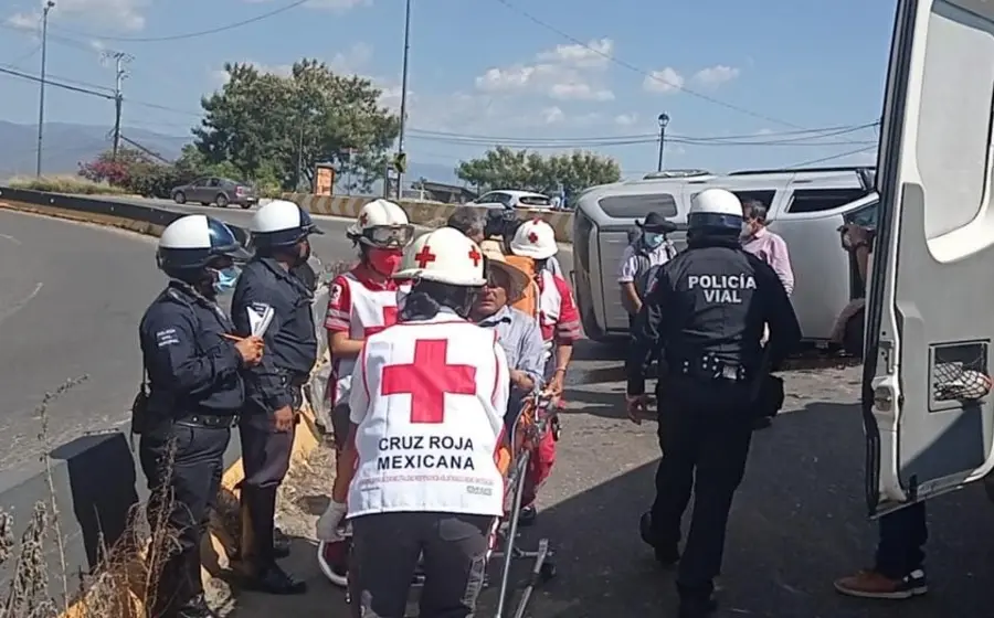 Cruz roja auxiliando a hombre atropellado