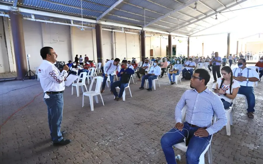 Armando Contreras y militantes.