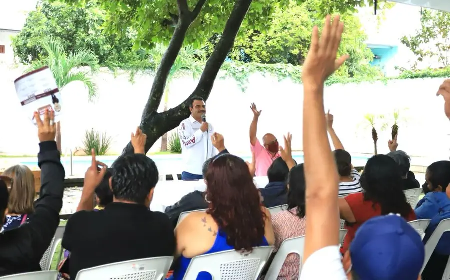 Armando Contreras y militantes.