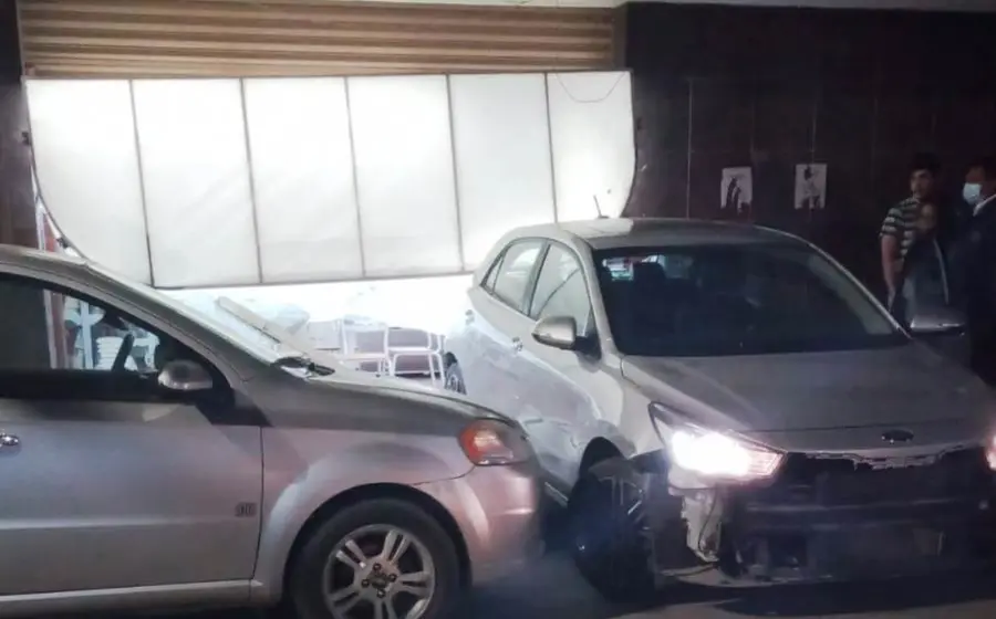 Auto causa choque
