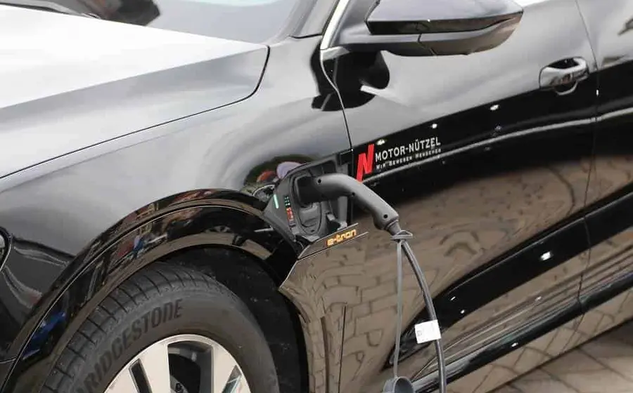La industria automotriz ha estado en el ojo público con las leyes ecológicas que se han planteado muchos países respecto a la contaminación.