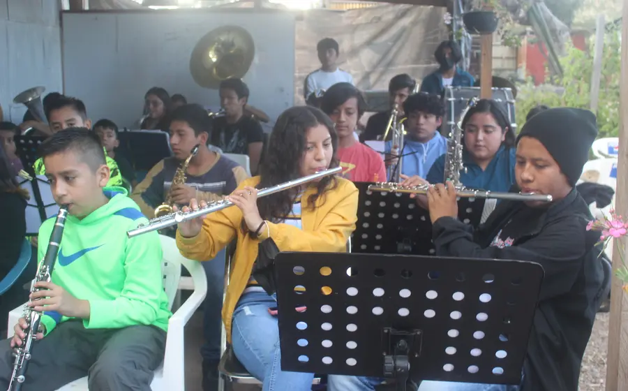 Jóvenes tocando instrumentos de viento
