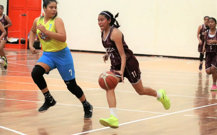 Basquetbolistas jugando 