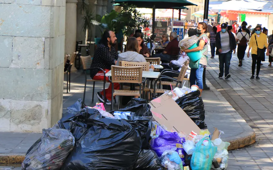 Basura en el zócalo de Oaxaca